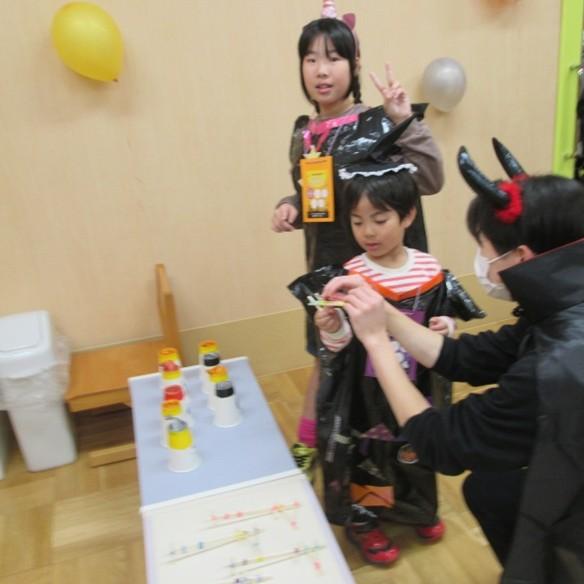  射的はやり方をキャストから教えてもいました